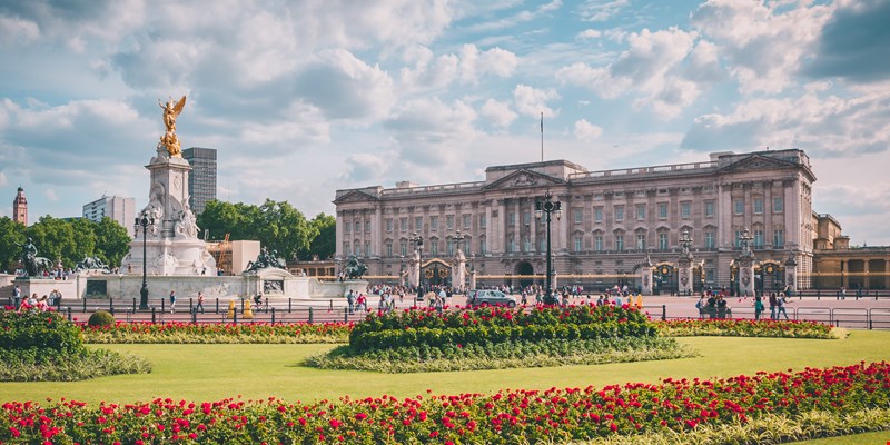 Buckingham Palace and Victoria Memorial at spring time.